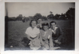 Photographie Vintage Photo Snapshot Mode Fashion Groupe Drôle  - Personnes Anonymes