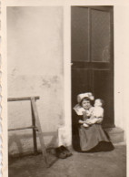 Photographie Vintage Photo Snapshot Poupée Doll Enfant Fillette Baigneur - Anonieme Personen