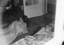 Photographie Vintage Photo Snapshot Jeune Fille Allongée Dormir Lit - Anonymous Persons
