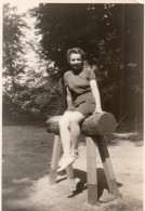 Photographie Vintage Photo Snapshot Yvonne Dauphin Jambes Legs Sexy - Personnes Anonymes