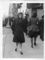 Photographie Vintage Photo Snapshot Marche Walking Street Rue Mode Fashion - Anonymous Persons