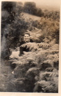 Photographie Vintage Photo Snapshot Caché Camouflage Bois Forêt Fougère - Anonieme Personen