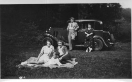 Photographie Vintage Photo Snapshot Automobile Voiture Car Auto Famille Groupe - Coches