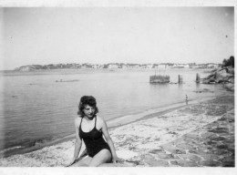 Photographie Vintage Photo Snapshot Pin-up Maillot Bain Sexy Jambes Legs - Personnes Anonymes