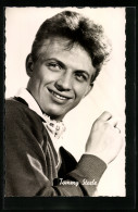 AK Musiker Tommy Steele Mit Halstuch Zur Seite Lächelnd  - Music And Musicians