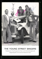 AK Musiker-Gruppe The Young Street Singers Mit Autogrammen Am Auto Stehend  - Musica E Musicisti