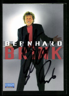AK Musiker Bernhard Brink Mit Autogramm Auf Einer Bühne Stehend  - Musica E Musicisti