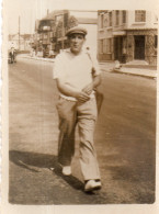 Photographie Vintage Photo Snapshot Marche Walking Street Rue Emile Biemont - Anonieme Personen