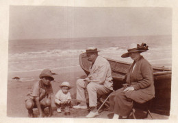 Photographie Vintage Photo Snapshot Plage Beach Mode Chapeau Canotier Barque  - Lieux