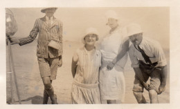 Photographie Vintage Photo Snapshot Plage Beach Maillot Bain Mer Baignade Mode - Places