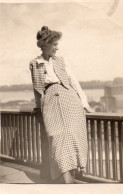 Photographie Vintage Photo Snapshot Chignon Mode Robe Coiffure Balcon Fashion - Autres & Non Classés