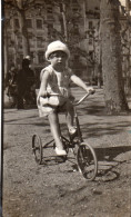 Photographie Vintage Photo Snapshot Vélo Bicyclette Bicycle Enfant Trois Roues  - Anonieme Personen