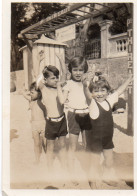 Photographie Vintage Photo Snapshot Juan Les Pins Enfant Drôle  - Anonieme Personen