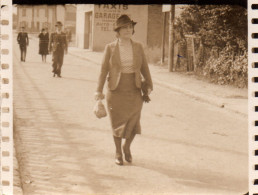 Photographie Vintage Photo Snapshot Marche Walking Street Rue Mode Fashion - Anonymous Persons