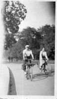 Photographie Vintage Photo Snapshot Vélo Bicyclette Bicycle Mouvement Couple  - Sonstige & Ohne Zuordnung