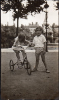 Photographie Vintage Photo Snapshot Tricycle Vélo Bicyclette Enfant - Personnes Anonymes