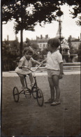 Photographie Vintage Photo Snapshot Tricycle Vélo Bicyclette Enfant - Personnes Anonymes