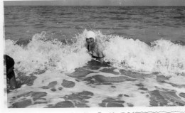 Photographie Vintage Photo Snapshot Vague Waves Mer Bain Baignade - Lieux