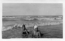 Photographie Vintage Photo Snapshot Vague Waves Mer Bain Baignade Le Havre - Lugares
