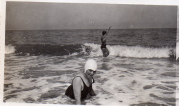 Photographie Vintage Photo Snapshot Vague Waves Mer Bain Baignade Le Havre - Places