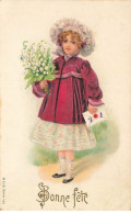 N°24016 - Carte Gaufrée - Bonne Fête - Jeune Fille Avec Un Bouquet De Muguet - Other & Unclassified