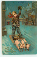 N°21875 - Viel Glück Im Neuen Jahre - Garçon Debout Sur Une Luge Tirée Par Deux Cochons - New Year