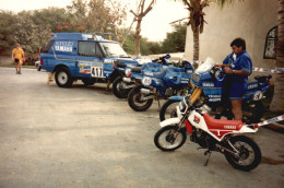 Photographie , 14 X 9.5 Cm , Sport Automobile ,  Paris-Dakar, 1987 Bivouac Hotel Sonauto-Motos Voiture - Deportes