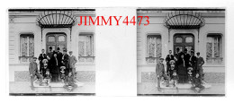 Un Groupe Devant Une Maison, à Identifier ( Entrée Bien Animée ) Plaque De Verre En Stéréo - Taille 44 X 107 Mlls - Diapositiva Su Vetro