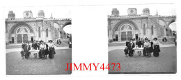 Une Famille Sur Une Place, Dans Une Ville à Identifier - Plaque De Verre En Stéréo - Taille 44 X 107 Mlls - Diapositiva Su Vetro