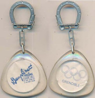 Porte-clefs "DAUPHI'NET PRESSING GRENOBLE" X° Jeux Olympiques D'Hiver De Grenoble 1968 Olympic Games 68  Triangulaire - Autres & Non Classés