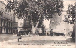 FR66 RIVESALTES - Brun 622 - Place De L'hôtel De Ville - Café Debeze - Café De L'avenir - Boucherie - Animée - Belle - Rivesaltes