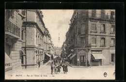 CPA Brive, Rue De L`Hôtel De Ville, Personnes Dans La Rue, La Pharmacie Au Coin De La Rue  - Sonstige & Ohne Zuordnung