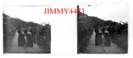 Deux Curés Dans Une Allée, à Identifier - Plaque De Verre En Stéréo - Taille 44 X 107 Mlls - Plaques De Verre