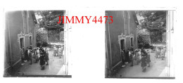 Groupe Devant Une Maison, Ville à Identifier - Plaque De Verre En Stéréo - Taille 44 X 107 Mlls - Diapositiva Su Vetro