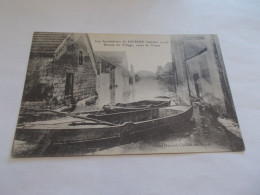 LES INONDATIONS DE JUVIGNY JANVIER 1910 ( 51 Marne ) ENTREE DU VILLAGE ROUTE DE VRAUX BARQUE EN GROS PLAN - Sonstige & Ohne Zuordnung