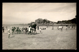 22 - PERROS-GUIREC - JEUX SUR LA PLAGE DE TRESTIGNEL - CARTE PHOTO ORIGINALE - Perros-Guirec