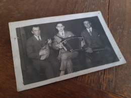 MAENNER In DEUTSCHLAND DAZUMAL - DREI JUNGE HERREN Mit INSTRUMENTEN In POSE - MUSIKER TRIO - MANDOLINE AKKORDEON ZITHER - Anonyme Personen