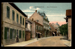 57 - MORHANGE - RUE POINCARE - CAFE DU COMMERCE - CARTE COLORISEE - Morhange