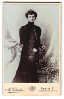 Fotografie M. Kalischer, Berlin C., Rosenthalerstr. 45, Junge Dame In Schwarzem Kleid Mit Puffärmeln An Einem Stuhl  - Anonymous Persons