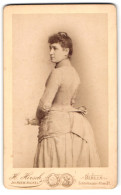 Fotografie H. Hirsch, Berlin, Schönhauser Allee 31, Bürgerliche Dame Im Taillierten Kleid Mit Einer Blume In Der Hand  - Anonymous Persons