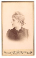 Fotografie H. Zeidler, Berlin S. W., Jerusalemerstrasse 59, Junge Dame Mit Zurückgestecktem Haar Im Seitenportrait  - Anonymous Persons