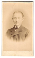 Fotografie Wilhelm Grundner, Berlin W., Friedrichstr. 178, Jugendlicher Knabe Mit Pomadisiertem Haar Und Fliege  - Anonymous Persons