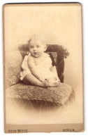 Fotografie Otto Witte, Berlin, Skalitzer-Str. 54c, Baby Mit Interessiertem Blick Im Weissen Gewand Auf Einem Sessel  - Anonymous Persons