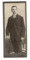 Fotografie R. Klau, Cottbus, Junger Mann Mit Weitem Anzug, Einer Krawatte Und Einem Schnurrbart  - Personnes Anonymes