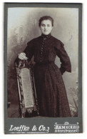 Fotografie Loeffke & Co., Remscheid, Alleestrasse 10, Junge Dame Im Eleganten, Leicht Gemusterten Kleid Und Brosche  - Anonymous Persons