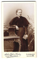 Fotografie Gebr. Martin, Augsburg, Bahnhofstr. 24, Junge Dame Im Kleid Mit Schulterumhang Und Einer Brosche Am Kragen  - Anonymous Persons