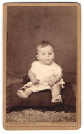 Fotografie Wilhelm Schlöbcke, Winsen A. D. Luhe, Süsses Kleinkind Im Hemd Sitzt Auf Kissen  - Personnes Anonymes