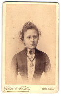 Fotografie Geier & Fischer, Breslau, Schweidnitzerstr. 16-18, Junge Dame Im Kleid Mit Amulett  - Anonieme Personen