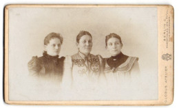 Fotografie Atelier Globus, Berlin, Rosenthaler-Str. 53-54, Bürgerliche Dame Mit Zwei Jungen Frauen  - Anonymous Persons