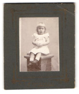 Fotografie H. C. Orstedsvej, Ort Unbekannt, Hj. Ap Aaboulevard, Kleines Mädchen Im Weissen Kleid  - Anonieme Personen